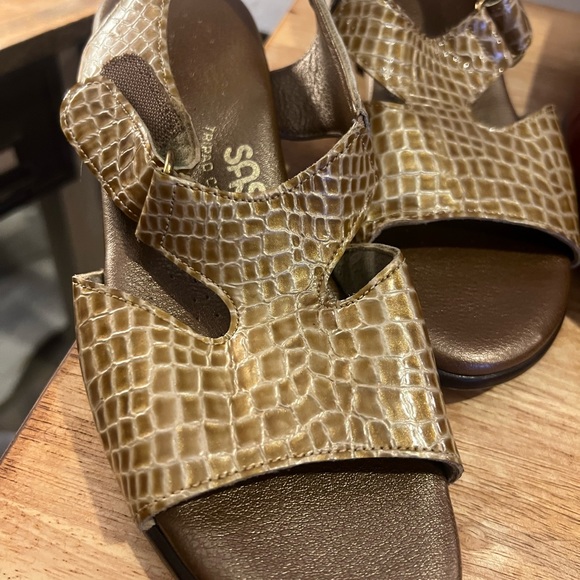 Women’s SAS Shoes-Size 6. - Picture 2 of 8